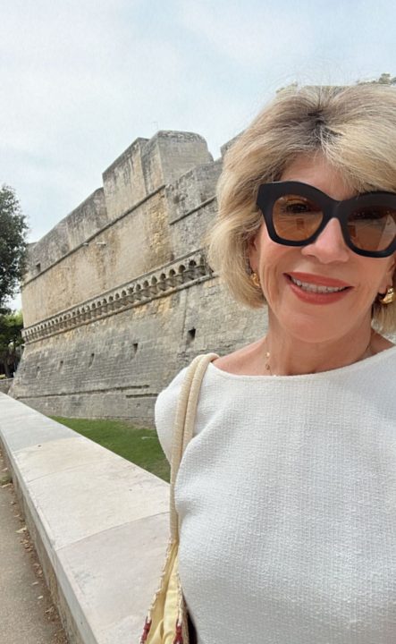 Conheça hotel de luxo que Silvia Poppovic escolheu para férias na Itália
