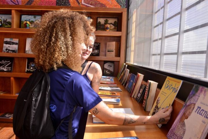Sala de Leitura da Casa do Carnaval encanta visitantes com acervo sobre a folia em Salvador