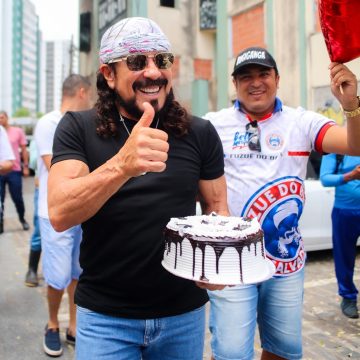 Bell Marques é homenageado por fãs ao completar 72 anos após viagem a Miami: ‘Estou muito feliz e sem palavras’; veja vídeo