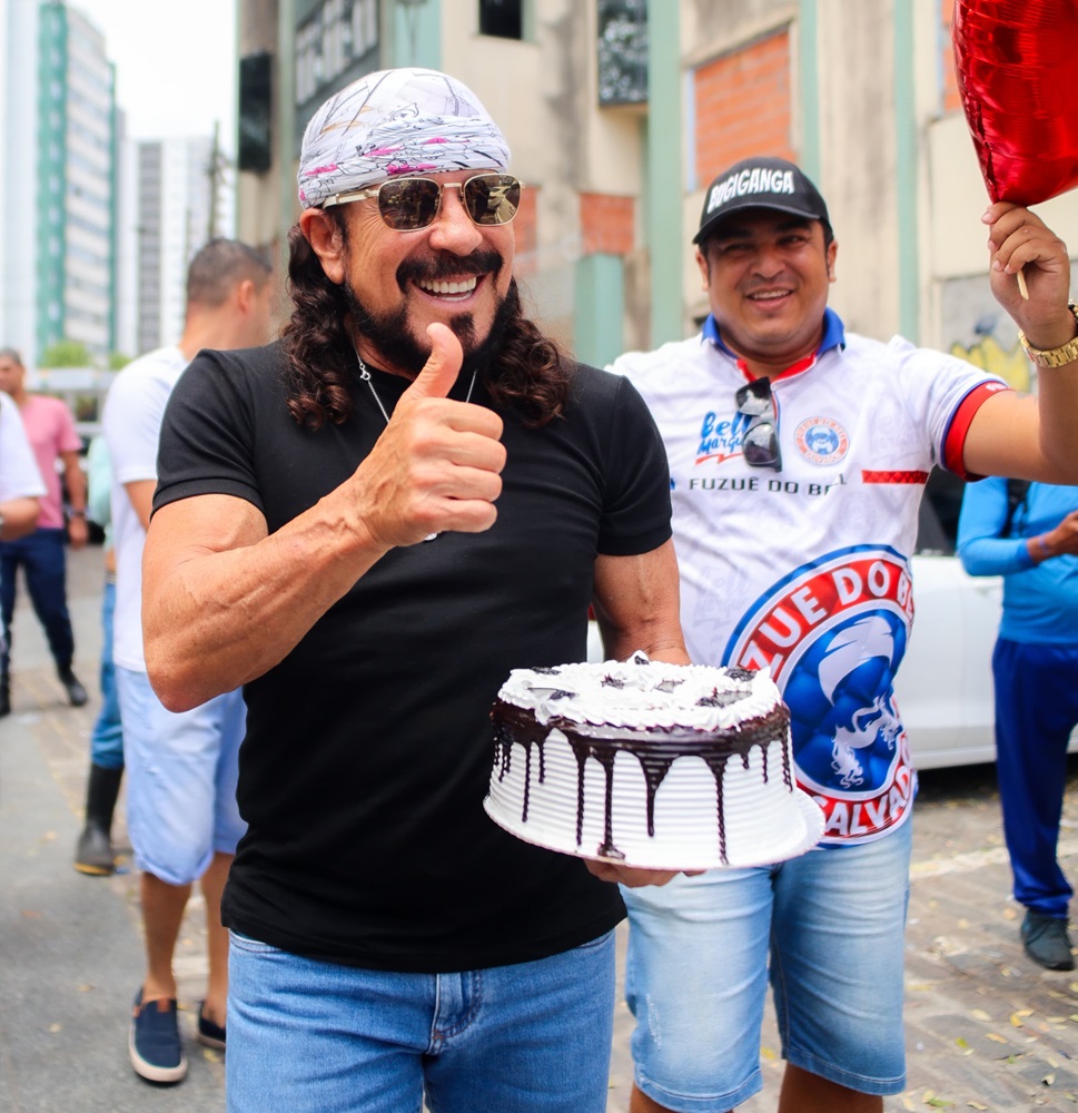 Bell Marques é homenageado por fãs ao completar 72 anos após viagem a Miami: ‘Estou muito feliz e sem palavras’; veja vídeo