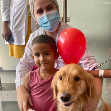 Cadela terapeuta leva alegria e carinho a crianças pacientes em hospital de Salvador