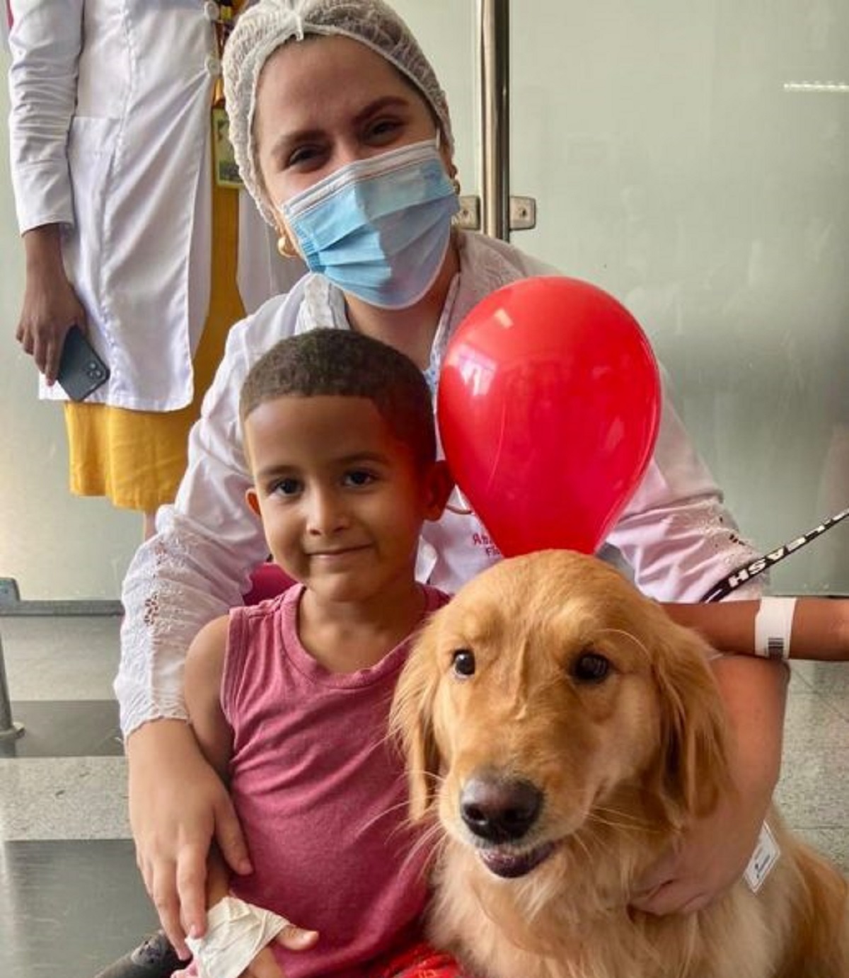 Cadela terapeuta leva alegria e carinho a crianças pacientes em hospital de Salvador