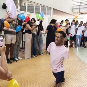 Paratleta Gabrielzinho volta à faculdade e é ovacionado pelos colegas