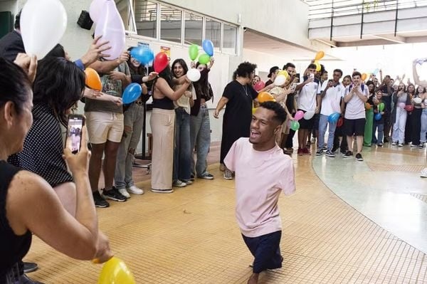 Paratleta Gabrielzinho volta à faculdade e é ovacionado pelos colegas