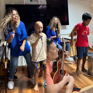 Márcia Freire realiza atividade musical com as crianças do GACC-BA