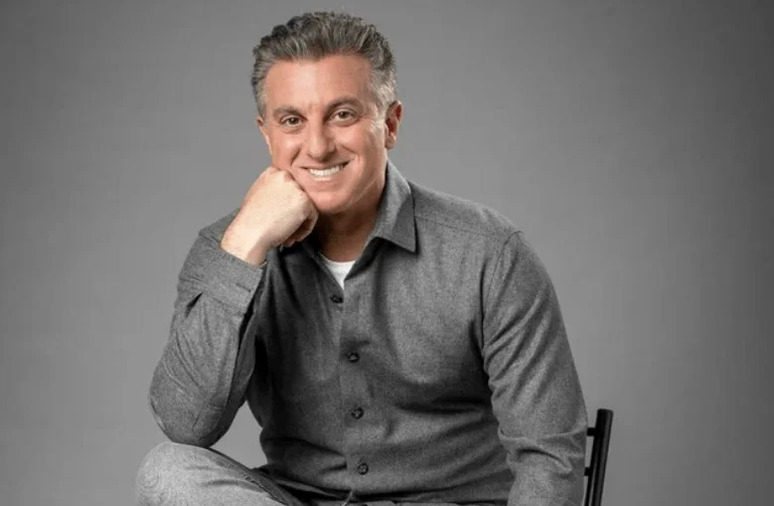 Luciano Huck brinca sobre ‘charme’: ‘Fazendo tudo, menos harmonização no nariz’