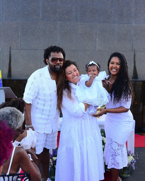 Regina Casé batiza filha de Xande de Pilares aos pés do Cristo Redentor