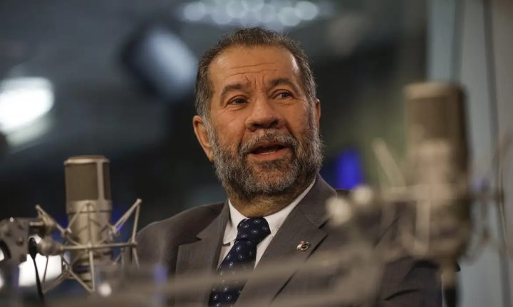 Ministro Carlos Lupi desembarca em Salvador para reunião com Bruno Reis