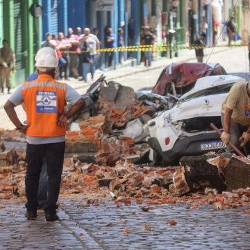 Marquise desaba e destrói três carros no Taboão: “Tive um livramento”, diz vítima