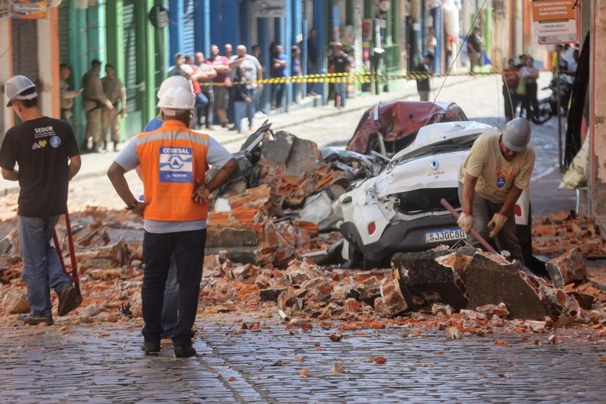 Marquise desaba e destrói três carros no Taboão: “Tive um livramento”, diz vítima