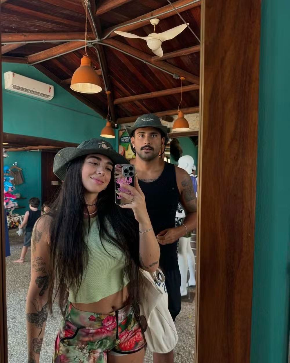 Ex-BBB Giovanna Lima curte viagem a Salvador com Lucas Pizane e adota time do namorado