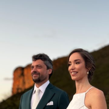 Pedro Valente e Melina Benderoth se casam aos pés do Morro Pai Inácio, na Chapada Diamantina