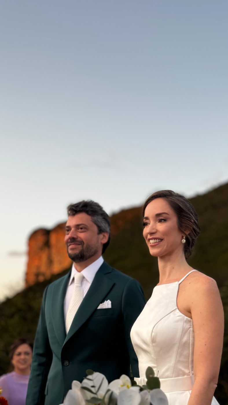 Pedro Valente e Melina Benderoth se casam aos pés do Morro Pai Inácio, na Chapada Diamantina. Veja fotos