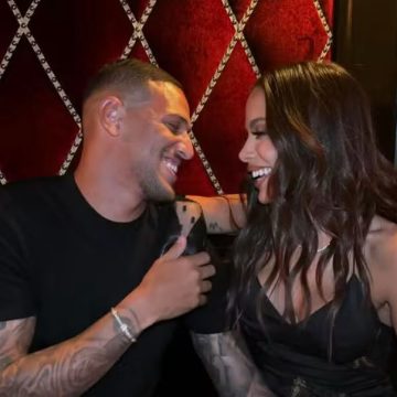 Anitta compartilha foto romântica ao lado do jogador Vinicius Souza