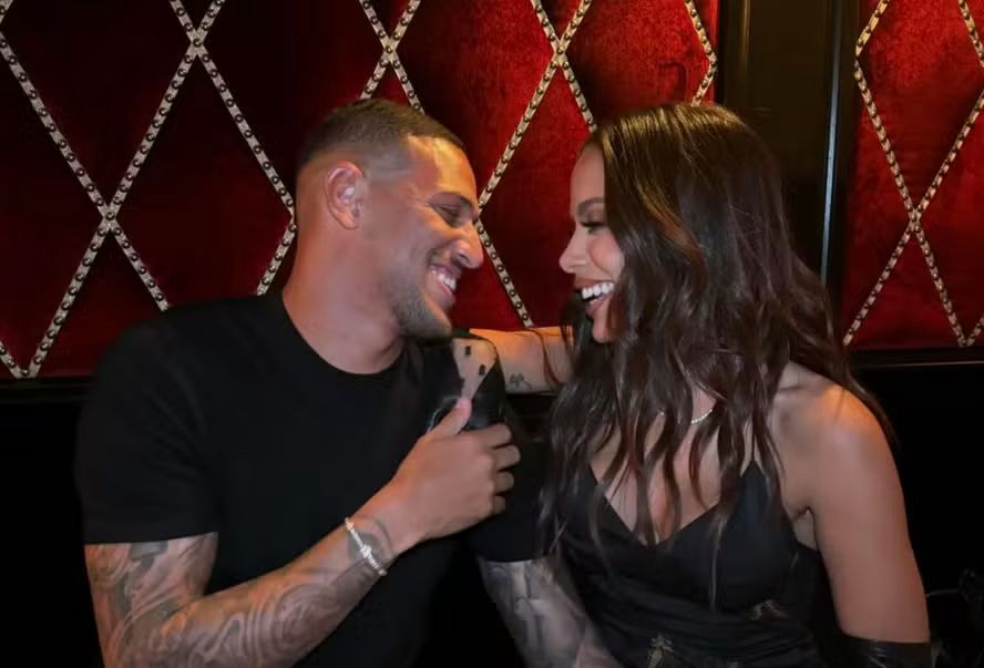 Anitta compartilha foto romântica ao lado do jogador Vinicius Souza