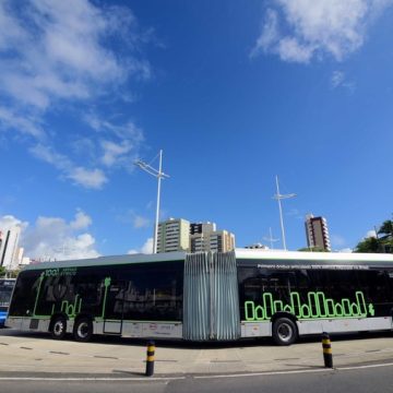 BRT Salvador testa primeiro ônibus articulado com capacidade para mais de 150 passageiros