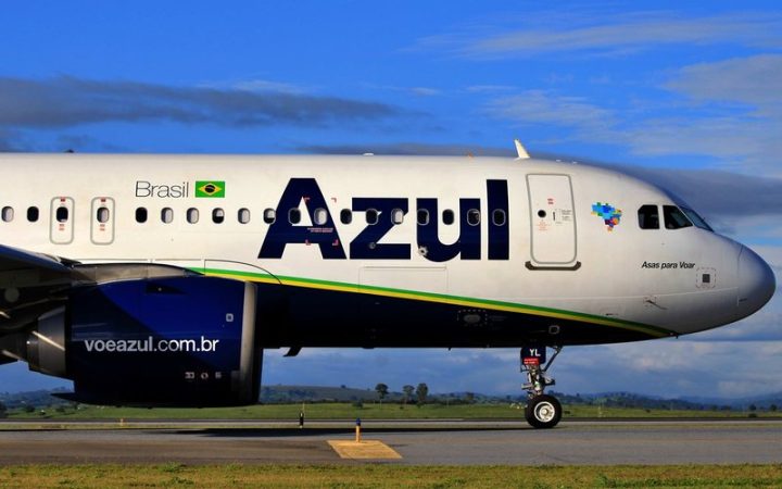 Azul reduz serviço de bordo em voos domésticos; entenda