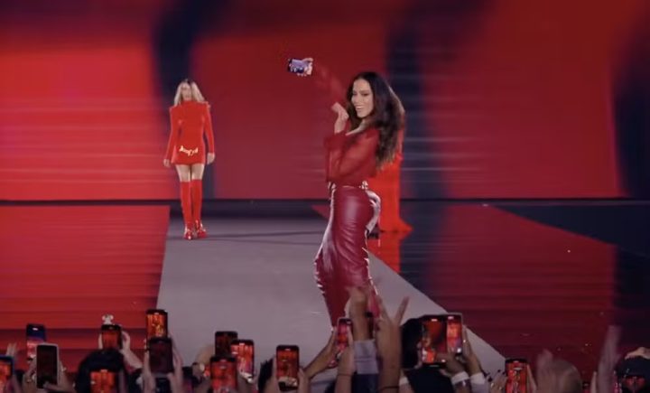 Ovacionada, Anitta desfila pela primeira vez na Semana de Moda de Paris. Veja fotos