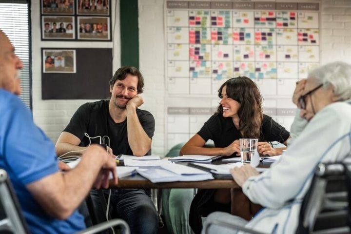 Pela primeira vez trabalhando juntas, Bruna Marquezine e Fernanda Montenegro ensaiam para o filme “Velhos Bandidos”