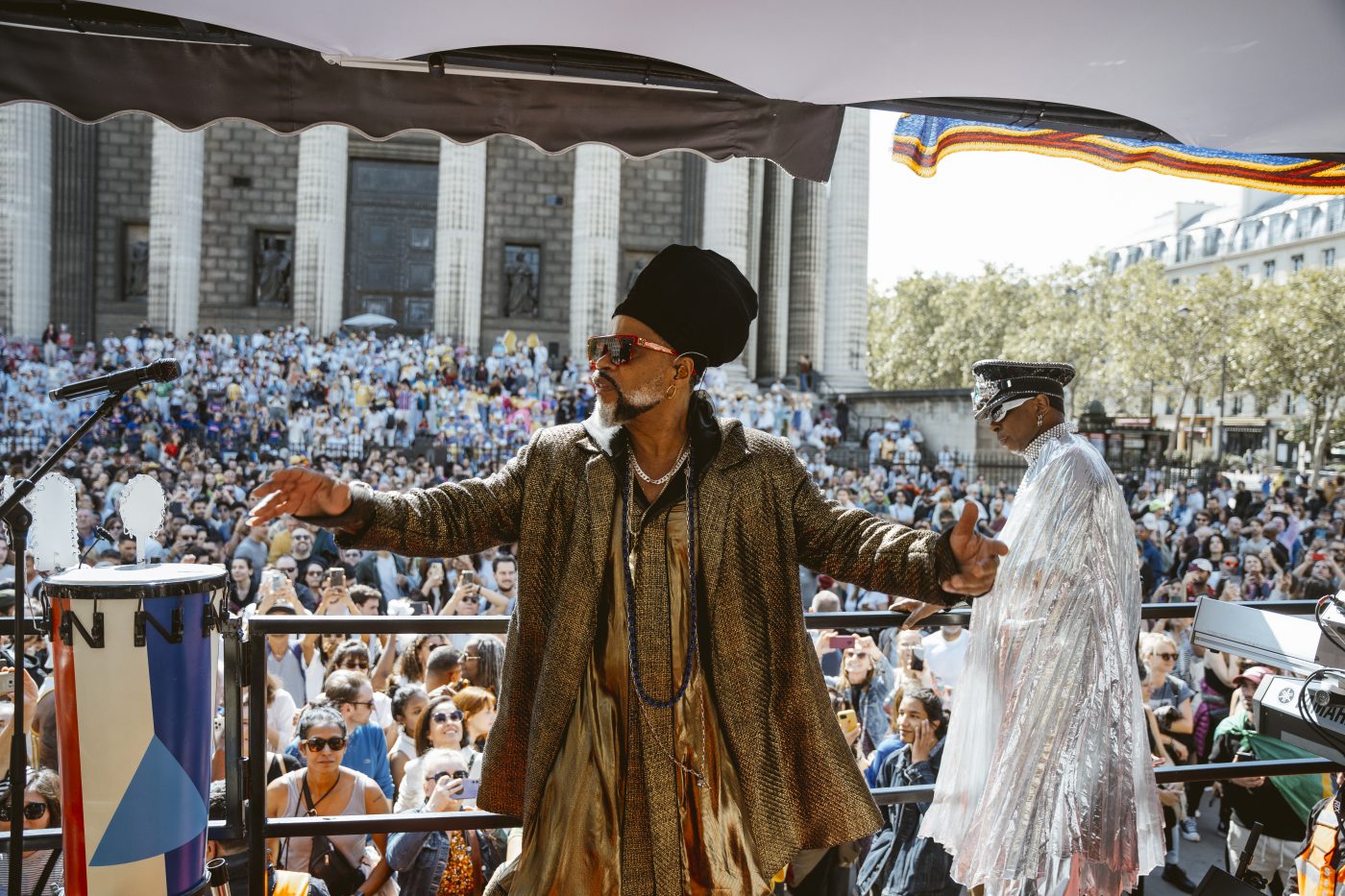 Onde Paris é mais baiana: Carlinhos Brown arrasta multidão com Lavagem da Madeleine; veja fotos