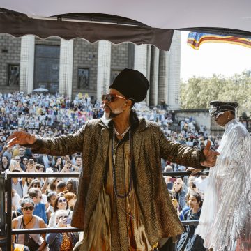 Onde Paris é mais baiana: Carlinhos Brown arrasta multidão com Lavagem da Madeleine; fotos