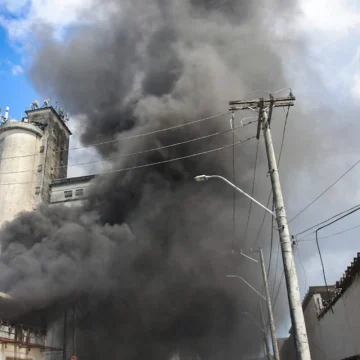 Casarão abandonado pega fogo no Comércio; incêndio está sob controle