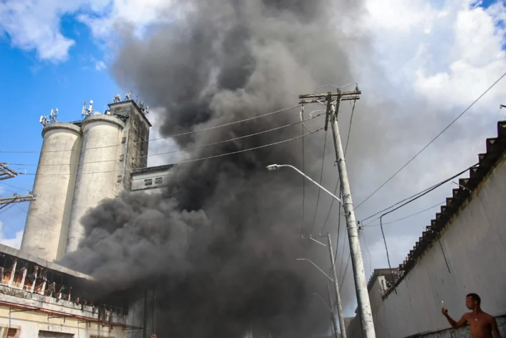 Casarão abandonado pega fogo no Comércio; incêndio está sob controle