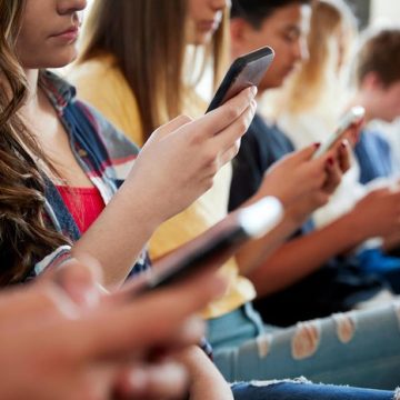 MEC anuncia projeto de lei para proibir celulares em escolas