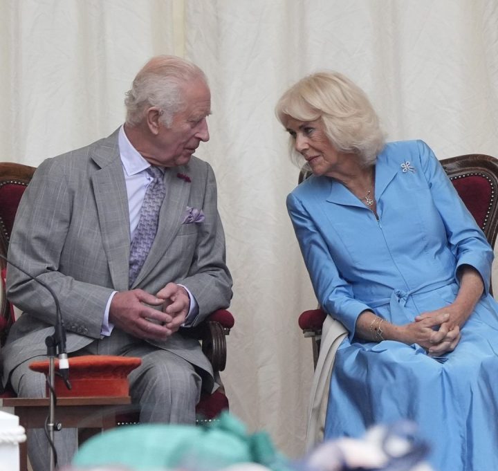 Rainha Camilla quebra protocolo e atualiza estado de saúde de Rei Charles III