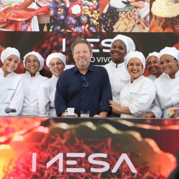 Chef Claude Troisgros encerra o Mesa ao Vivo Bahia com casa cheia no Mercado do Rio Vermelho