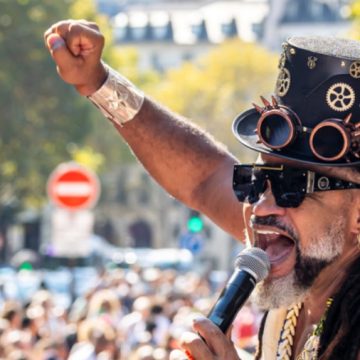 Com show de Carlinhos Brown, Lavagem da Madeleine movimenta as ruas de Paris nesta semana; confira a programação