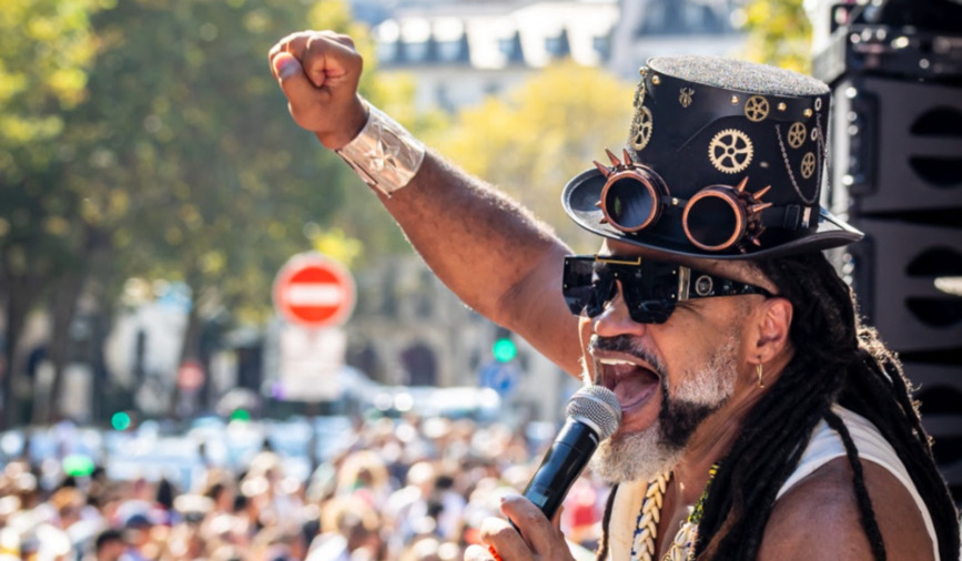 Com show de Carlinhos Brown, Lavagem da Madeleine movimenta as ruas de Paris nesta semana; confira a programação