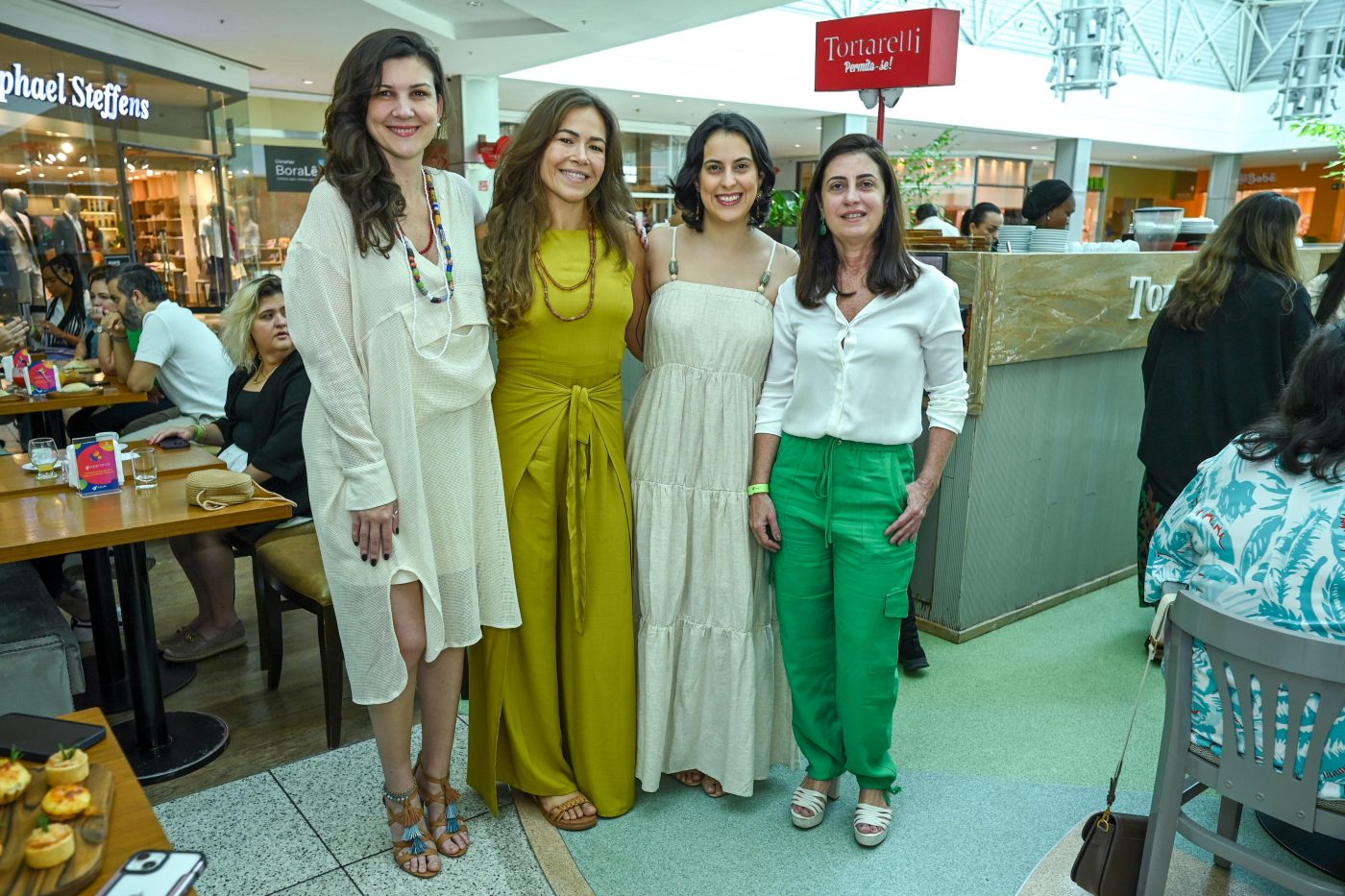 Ariane Roquete, Fernanda Luz, Stephanie Genesini e Juliana Juzzolino