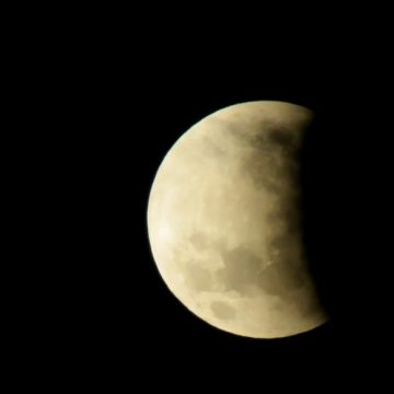 Superlua e eclipse parcial acontecem juntos nesta terça-feira