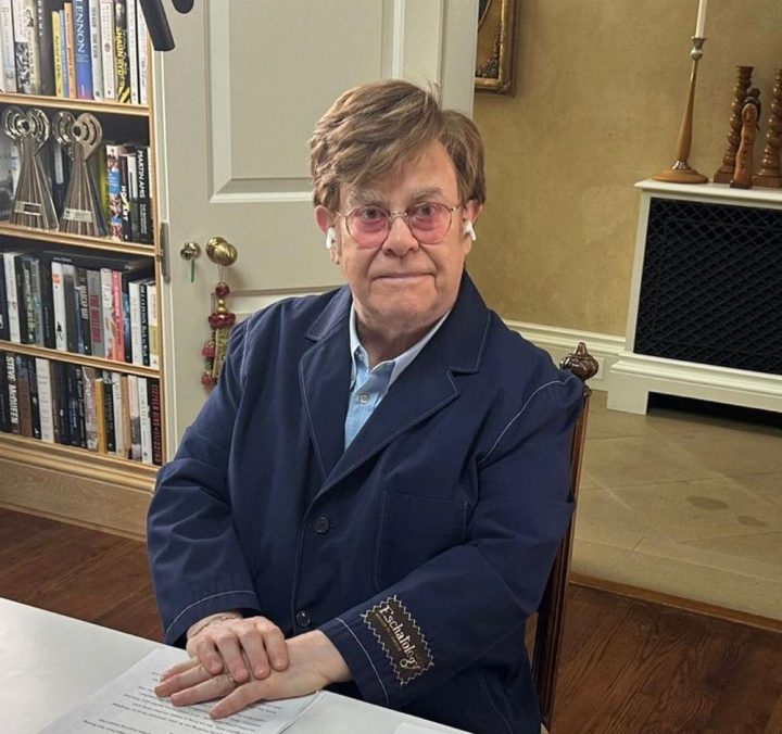 Elton John revela que sofreu infecção grave nos olhos e detalha processo de recuperação: ‘Extremamente lento’