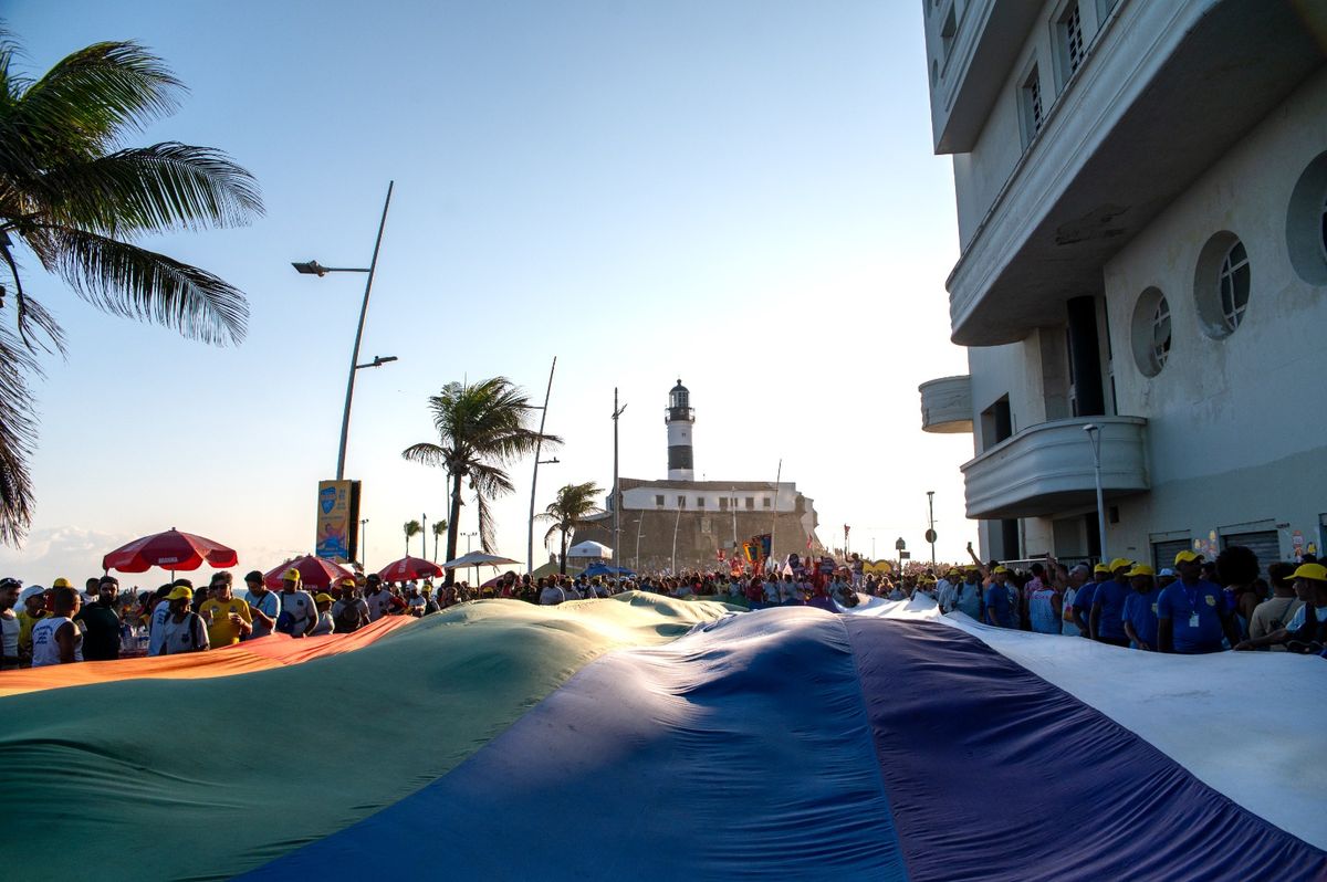 Parada do Orgulho LGBT+ leva multidão ao circuito Barra-Ondina