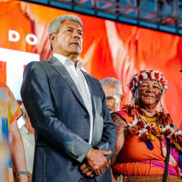 Jerônimo Rodrigues prestigia cerimônia de retorno do Manto Tupinambá ao Museu Nacional do RJ