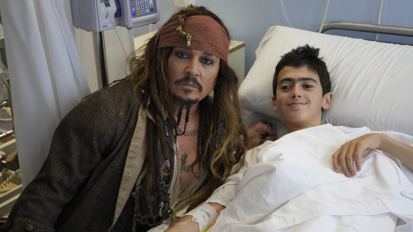 Vestido de Jack Sparrow, Johnny Depp surpreende crianças em hospital; veja fotos