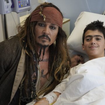 Vestido de Jack Sparrow, Johnny Depp surpreende crianças em hospital; veja fotos