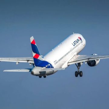 Vídeo mostra momento em que avião cancela pouso no último momento em Salvador; assista