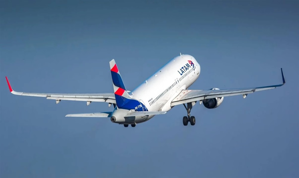 Vídeo mostra momento em que avião cancela pouso no último momento em Salvador; assista