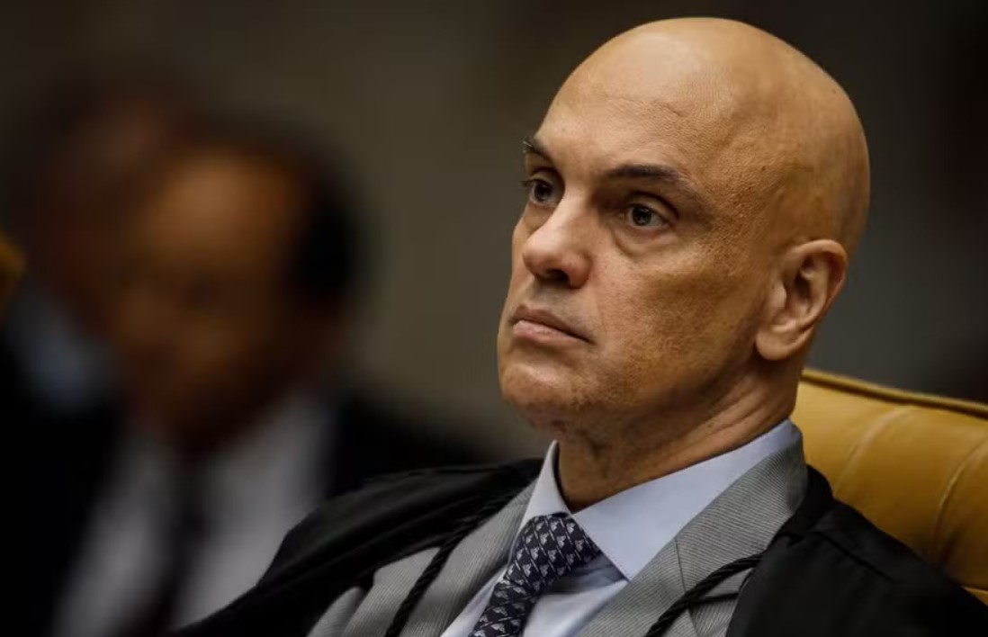 Alexandre de Moraes multa X e Starlink em R$ 5 milhões por ‘truque’ que permitiu volta temporária da rede no Brasil