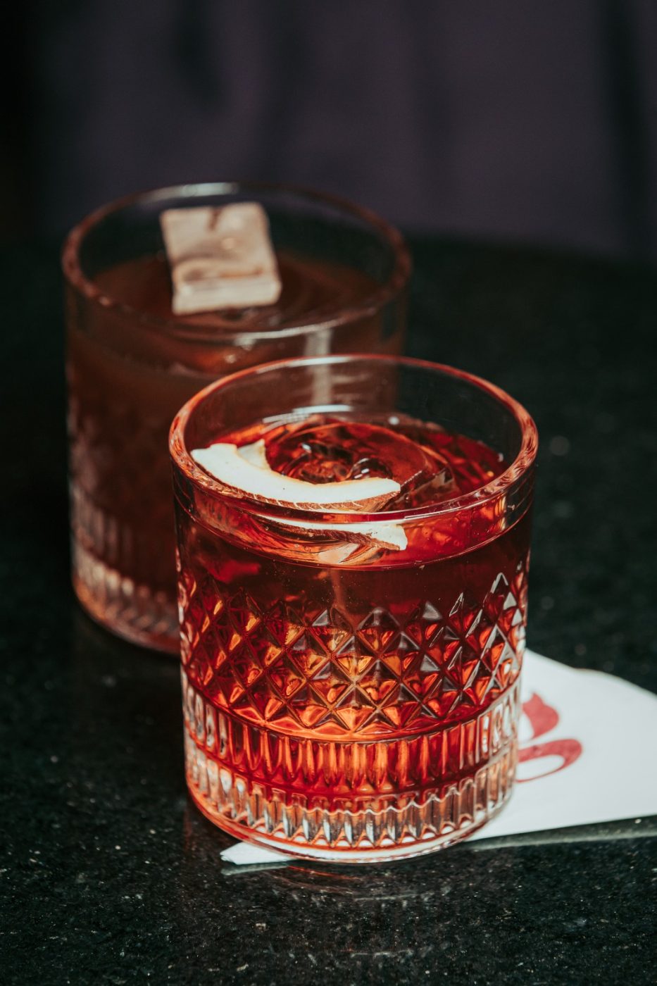 O drinque da moda: bar premiado cria receitas e será embaixada para a Negroni Week em Salvador