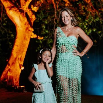 Ticiane Pinheiro vai a casamento em Praia do Forte com a filha Manu