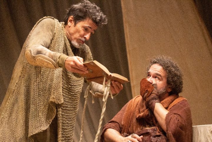 Leonardo Brício e Kadu Garcia desembarcam em Salvador com espetáculo inspirado em “Dom Quixote”