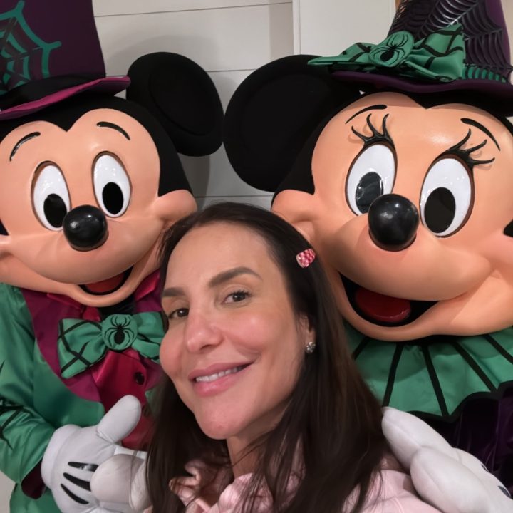 Ivete Sangalo desembarca em Orlando para curtir Halloween com a família e amigos