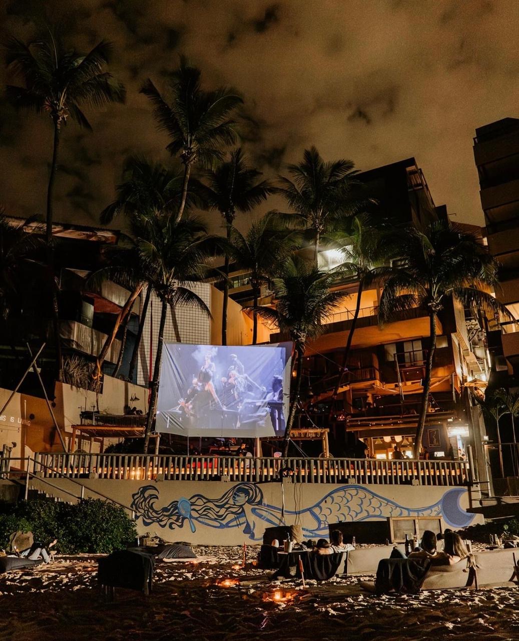 Conheça projeto que oferece experiência de cinema em praia de Salvador