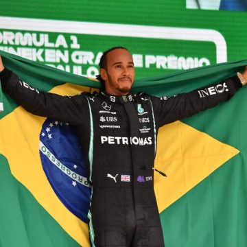 Lewis Hamilton revela emoção ao ser escolhido para pilotar carro de Ayrton Senna no GP de São Paulo: ‘Nunca pensei que poderia’