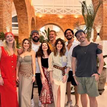 Elenco de ‘Sandy & Jr.’ faz primeiro registro coletivo em celebração na Bahia; confira