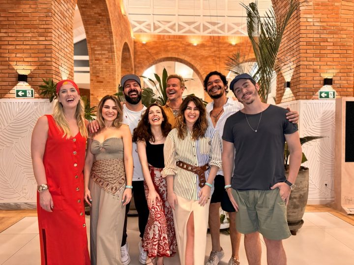 Elenco de ‘Sandy & Jr.’ faz primeiro registro coletivo em celebração na Bahia; confira